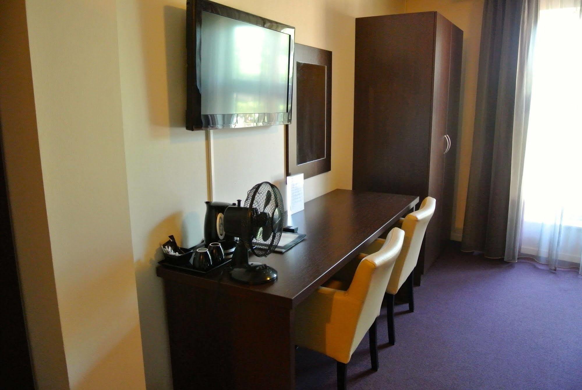 โฮเต็ล เรสเทอรองต์ อาร์เซน Hotel อาร์เซิน ภายนอก รูปภาพ
